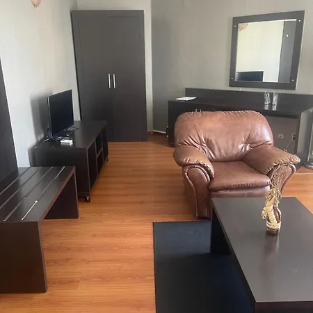 консул Хотел